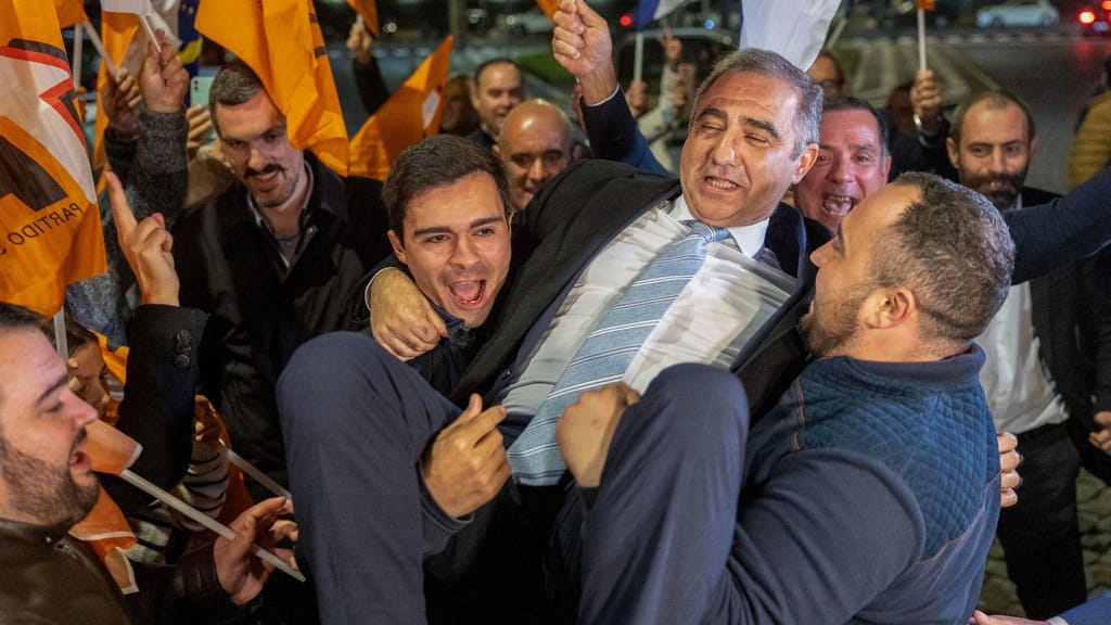 José Manuel Bolieiro celebra a vitória (Lusa/Eduardo Costa)
