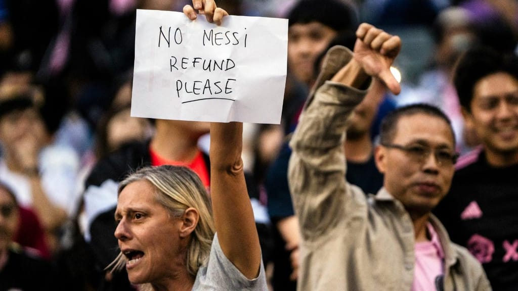 Adeptos insatisfeitos por Messi não jogar em Hong Kong (AP Photo/Louise Delmotte)