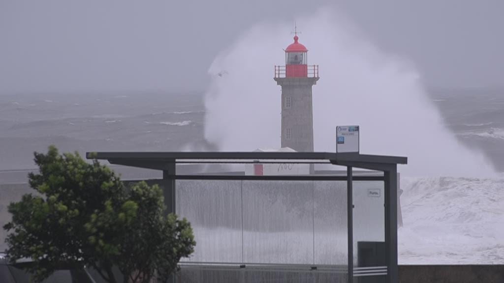 Chuva, vento forte e agitação marítima: tempestade Karlotta provoca estragos em todo o país