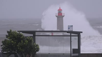 Sete barras marítimas fechadas e três condicionadas devido ao vento e agitação do mar - TVI