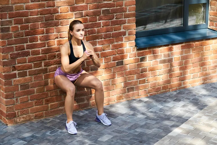 Agachamentos de parede, conhecidos em inglês por wall sits