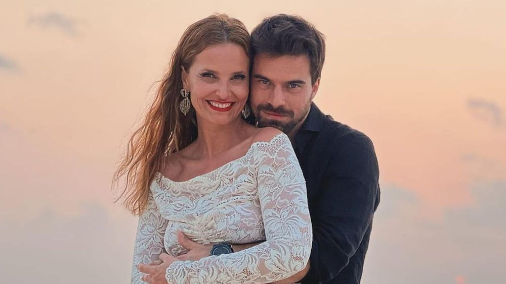 Vestida de branco, Cristina Ferreira assinala dia especial ao lado de João Monteiro e atores da TVI manifestam onda de amor