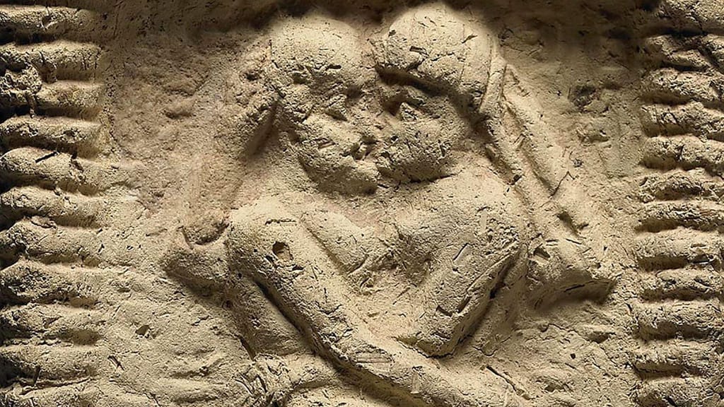 Um modelo de barro da Mesopotâmia, datado de 1800 a.C., mostra um casal nu, entrelaçado numa cama, a fazer sexo e a beijar-se. (Museu Britânico)