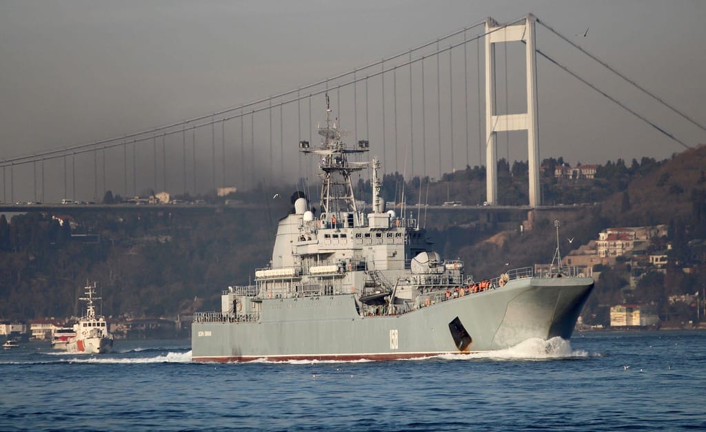 O navio de desembarque russo Caesar Kunikov, alegadamente afundado pela Ucrânia (CNN)