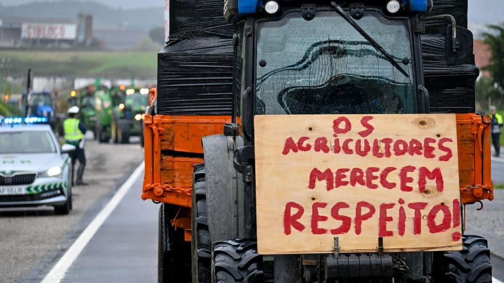 Marcha lenta dos agricultores do Oeste na A8 (Lusa/ Carlos Barroso)