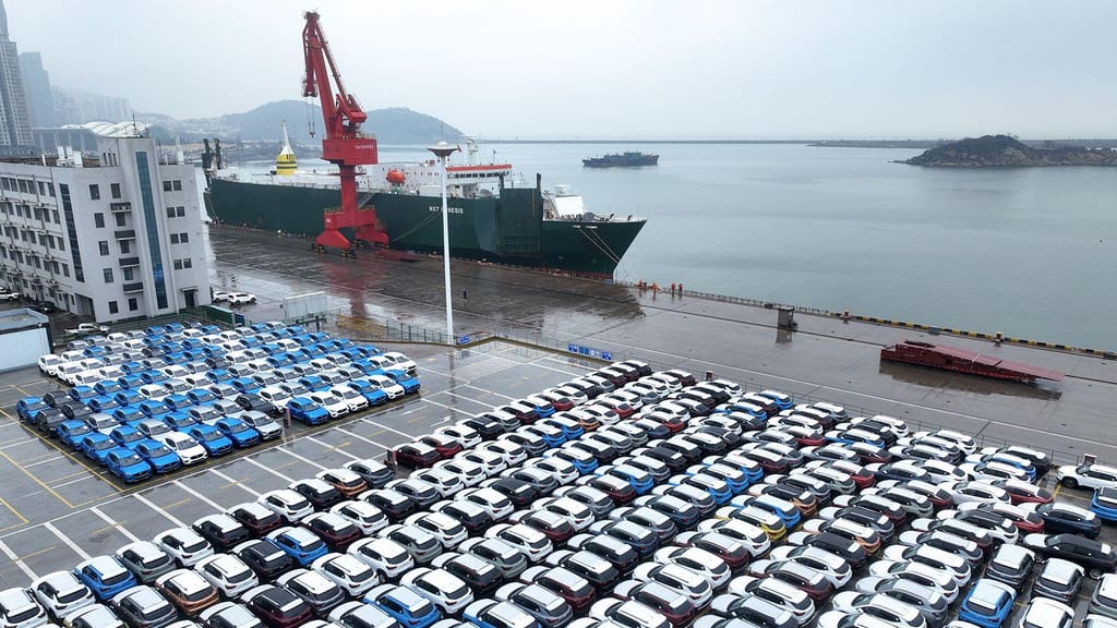 Carros prontos para serem exportados no porto de Lianyungang, na província chinesa de Jiangsu, a 17 de janeiro de 2024.  CFOTO/Future Publishing/Getty Images