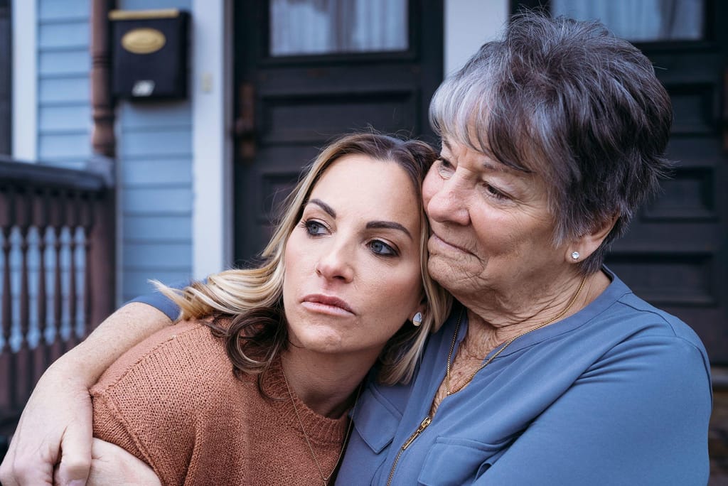 Victoria Hill e a mãe, Maralee Hill, posam para um retrato no exterior da sua casa em Wethersfield, Connecticut (Laura Oliverio/CNN)