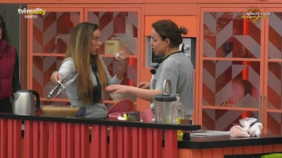Érica Silva passa-se com Débora Neves por causa do almoço! - Big Brother