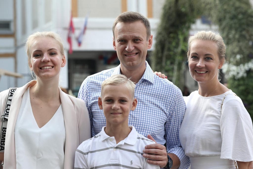 Alexei Navalny com a mulher Yulia e os filhos Daria e Zakhar (AP)