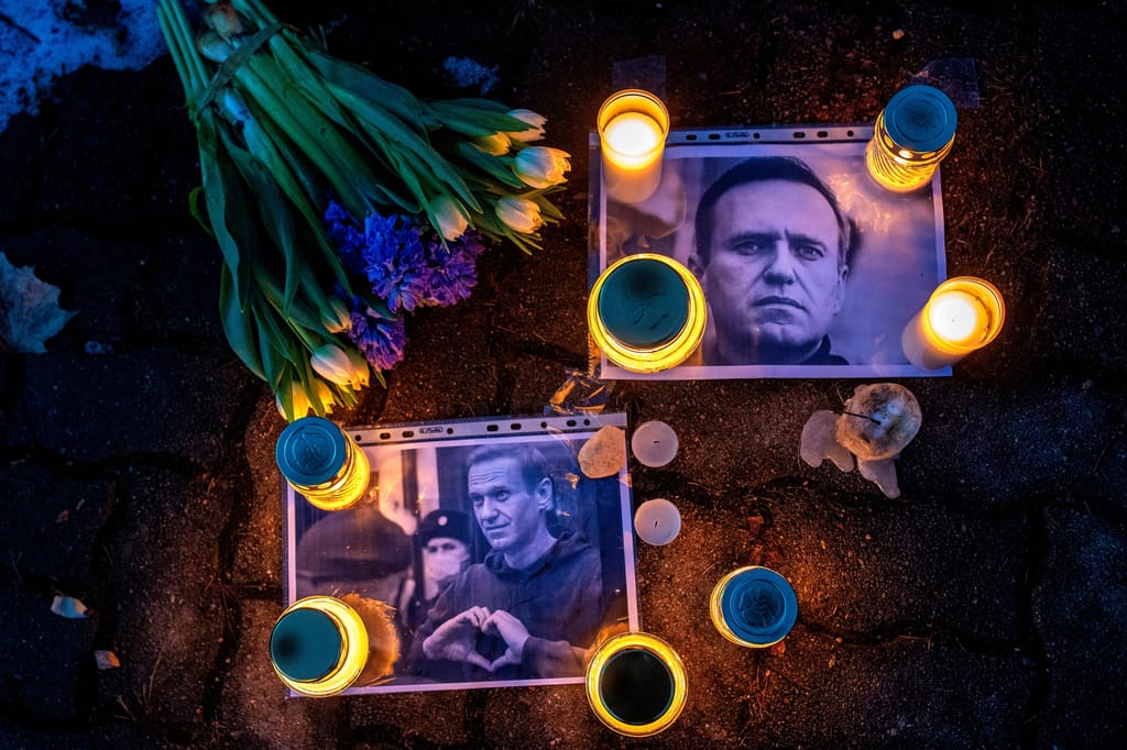Homenagem a Navalny na embaixada russa na Lituânia (Mindaugas Kulbis/AP)