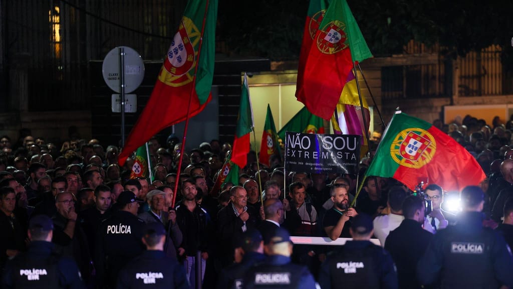 Polícias protestam à porta do Capitólio (Lusa/ José Sena Goulão)