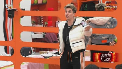 Discussão na casa! Ana Barbosa rasga casaco de Débora Neves e acaba a ‘brincar’ com a situação. Débora reage: «Não brinques com isto!» - Big Brother