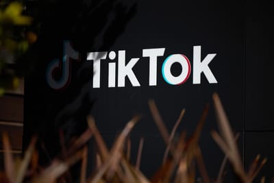 Bruxelas investiga TikTok por suspeita de falhas na proteção de menores - em causa design viciante - TVI