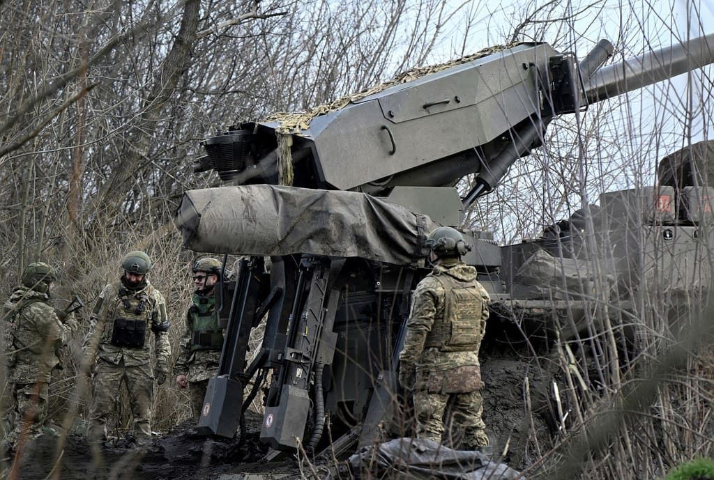 Militares ucranianos das Forças de Assalto Aéreo preparam-se para disparar um obuseiro autopropulsado com rodas Caesar 8x8 de 155 mm numa linha da frente num local não revelado, no sul da Ucrânia (Genya Savilov/AFP/Getty Images via CNN Newsource)