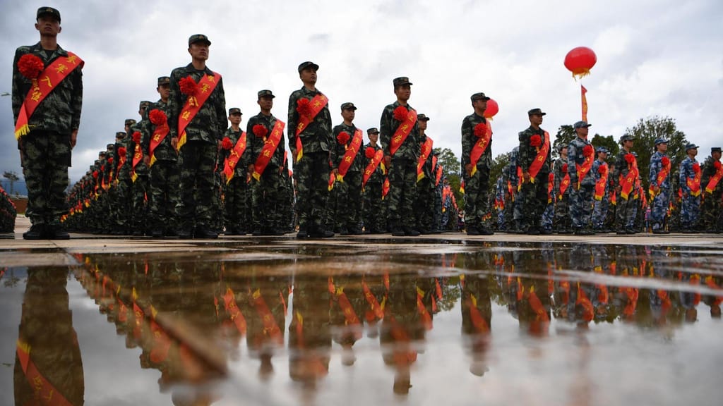 Mais de 500 novos recrutas do Exército de Libertação Popular fotografados a 15 de setembro de 2020 em Kunming, província de Yunnan. As brigadas de voluntários da China ajudm o ELP. Liu Ranyang/Serviço de Notícias da China/Getty Images