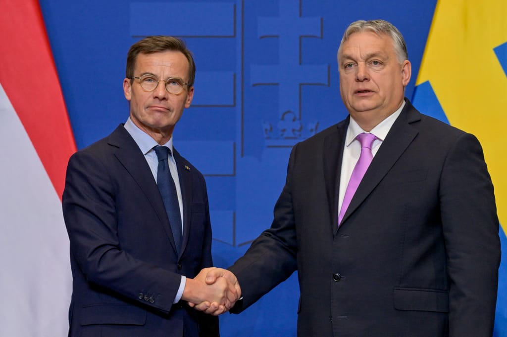 O primeiro-ministro sueco Ulf Kristersson com o primeiro-ministro húngaro Viktor Orbán (AP Photo/Denes Erdos)