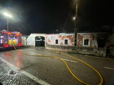 Incêndio destrói por completo casa na Marinha Grande - TVI
