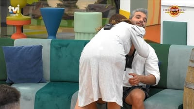 Imagens exclusivas: Após ida ao confessionário, Débora Neves espeta beijo no pescoço e no peito de Hélder Teixeira! - Big Brother