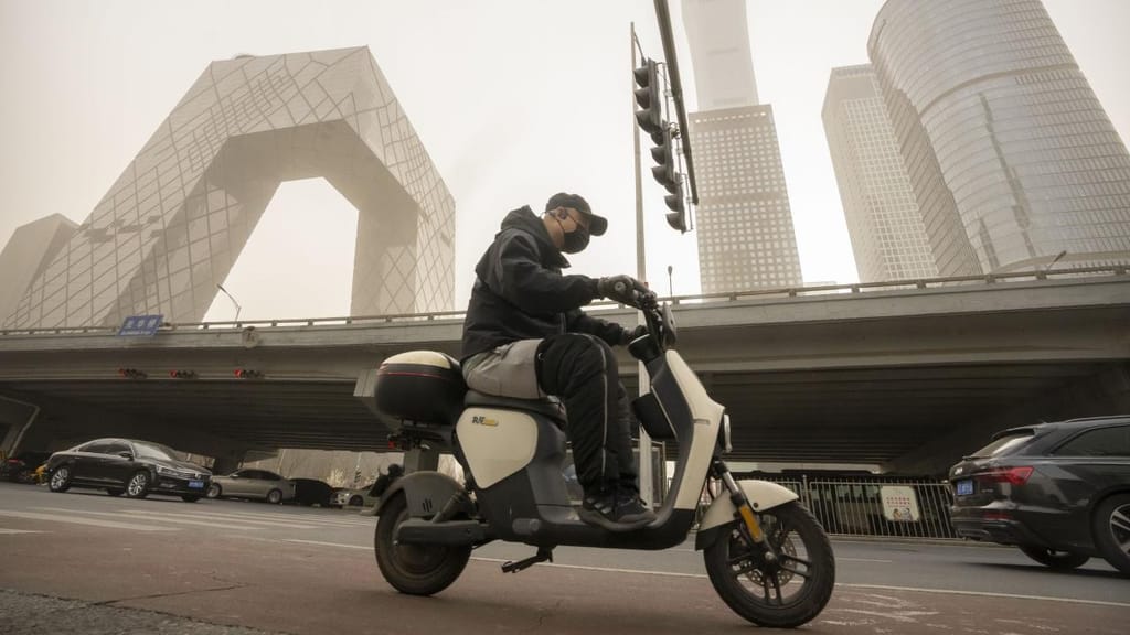 Motos na China (foto: Mark Schiefelbein/AP)