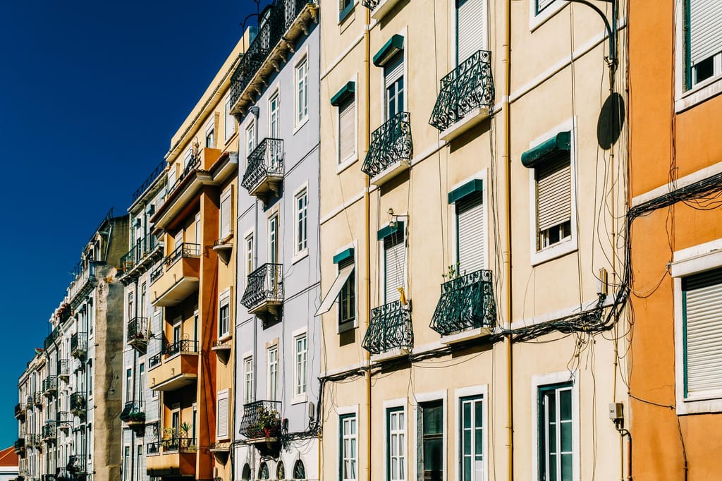 Habitação em Portugal. Prédio de apartamentos na zona de Lisboa