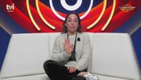Beijo de Débora Neves no pescoço de Hélder Teixeira gera discussão na casa - Big Brother