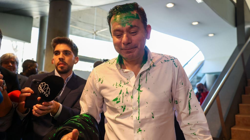 Luís Montenegro, presidente do PSD e representante da Aliança Democrática, atingido com tinta verde da Bolsa de Turismo de Lisboa - BTL (LUSA/André Kosters)