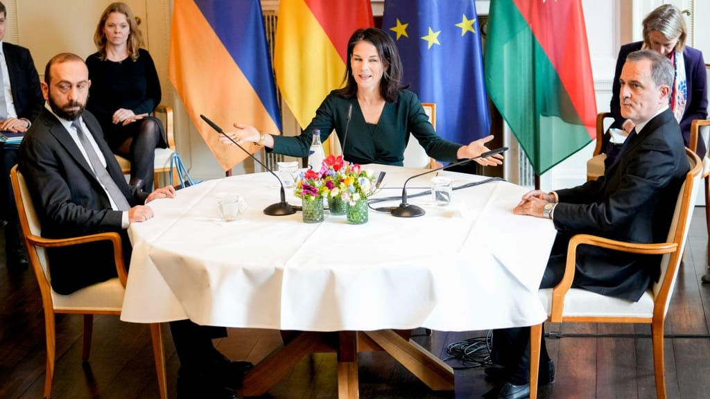 Annalena Baerbock (centro), Ararat Mirzoyan (esquerda) e Jeyhun Bayramov (direita) reunidos em Berlim (AP)