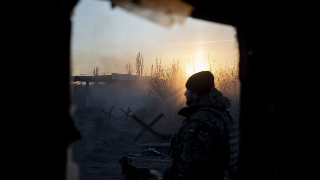 Soldado ucraniano observa o pôr do sol na vila de Karlivka, nos arredores de Avdiivka (Narciso Contreras/Anadolu via Getty Images)