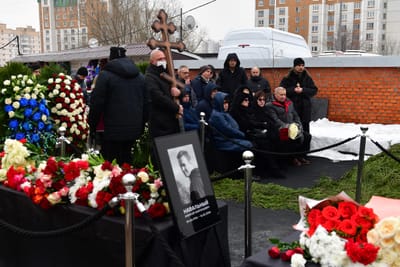 "Perdoe-nos, Lyudmila, perdoe-nos": o funeral de Navalny, enterrado ao som de “My Way” - TVI