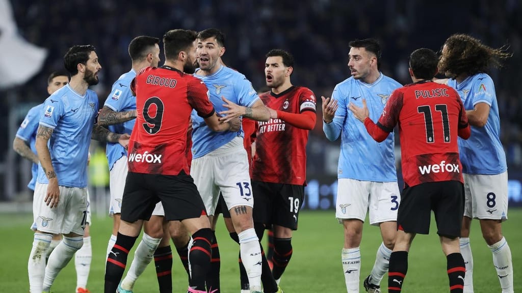 Instante da tensão final no Lazio-Milan, que acabou com vitória dos visitantes e a equipa da casa reduzida a oito (FEDERICO PROIETTI/EPA)