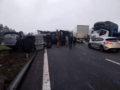 A28 cortada em Vila do Conde após despiste de camião que transportava carros - TVI