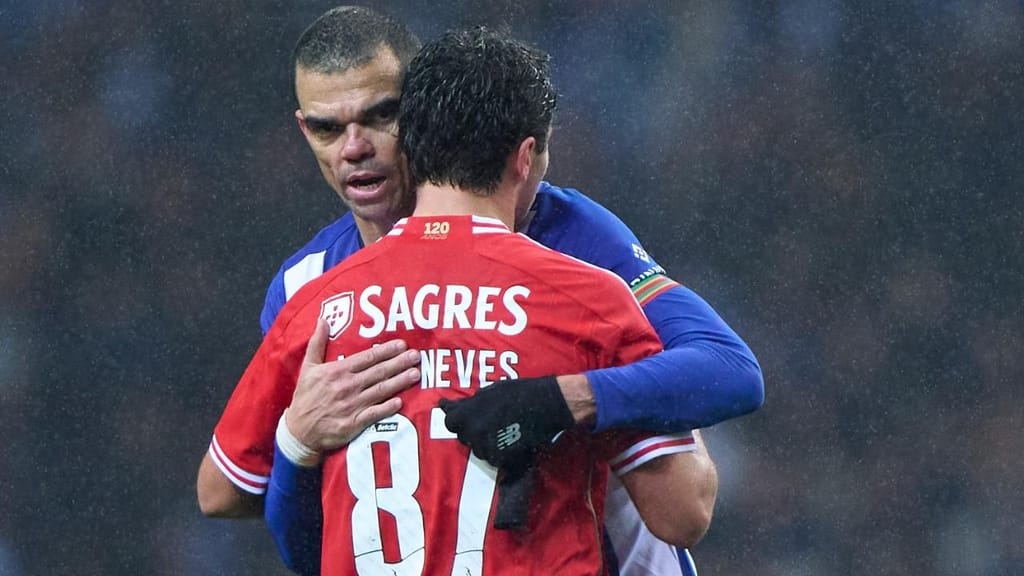 João Neves abraçado a Pepe após o Clássico (Photo by Jose Manuel Alvarez/Quality Sport Images/Getty Images)