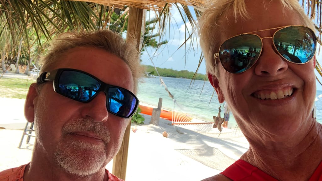 Norvell e Mark Slezycki compraram um pequeno hectare de terra em Great Guana Cay, uma ilhota nas Bahamas, em 2003 e construíram uma casa. (Foto: Norvell Slezycki) 