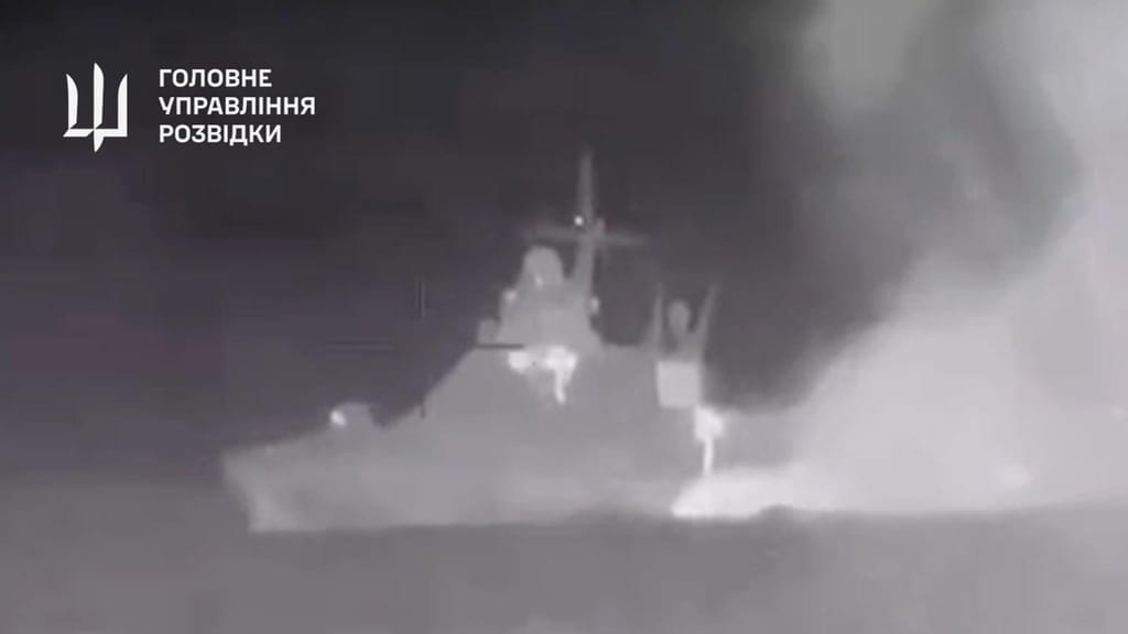 O vídeo dos serviços de defesa ucranianos mostra o navio de patrulha russo que foi atingido no Mar Negro (Serviços secretos da Ucrânia via CNN Newsource)