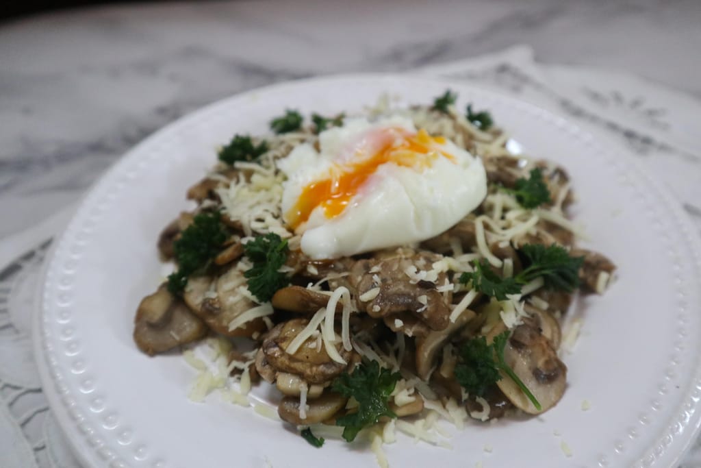 Salteado de cogumelos com queijo e ovo escalfado