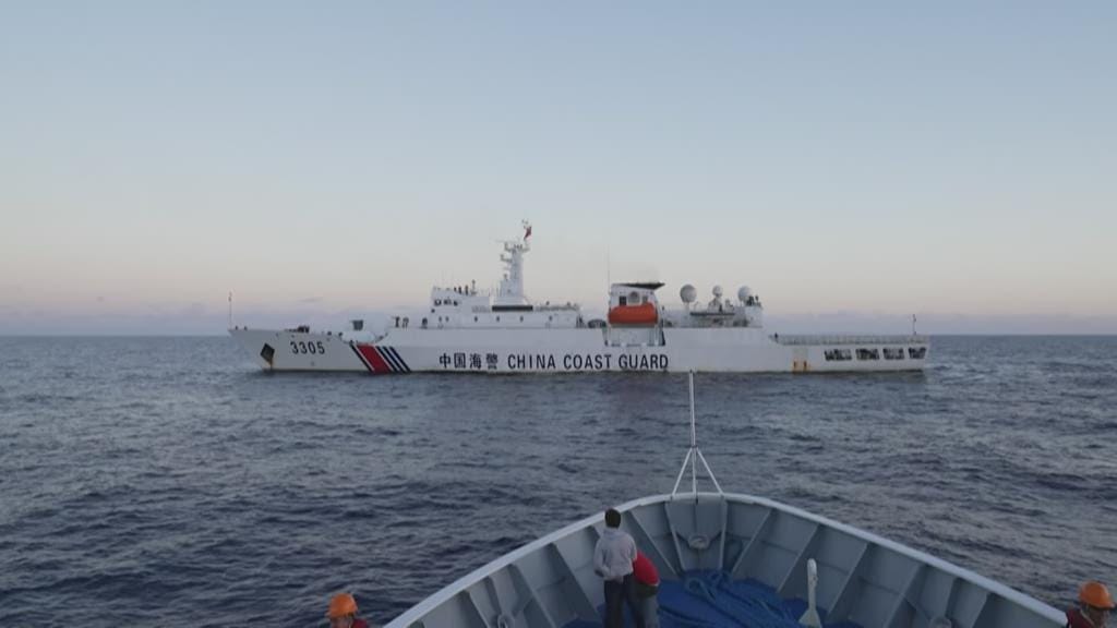 Navio da Guarda Costeira das Filipinas colide com barco chinês no Mar do Sul da China