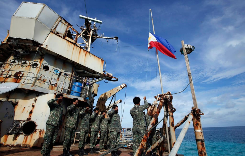 Fuzileiros filipinos e membros de um destacamento militar na Sierra Madre, no Second Thomas Shoal, a 29 de março de 2014 (AP)