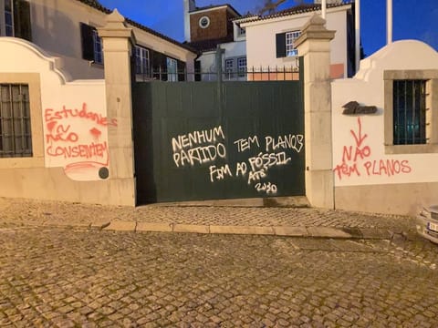 Durante a última campanha eleitoral, elementos da Greve Climática Estudantil pintaram palavras de protesto nas sedes dos partidos (DR)