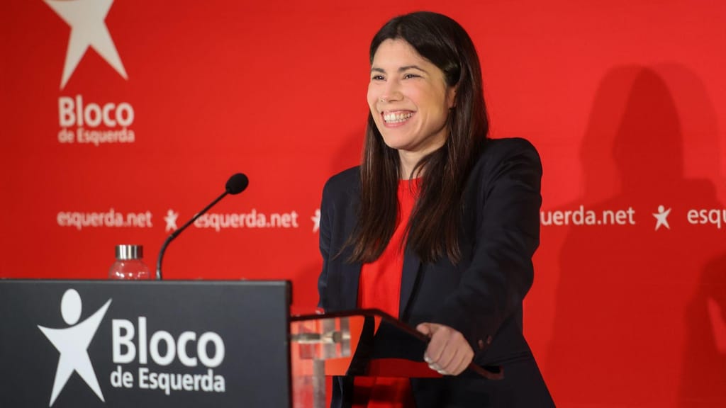Mariana Mortágua sorri ao saber que mantém o grupo parlamentar com cinco deputados (João relvas/Lusa)