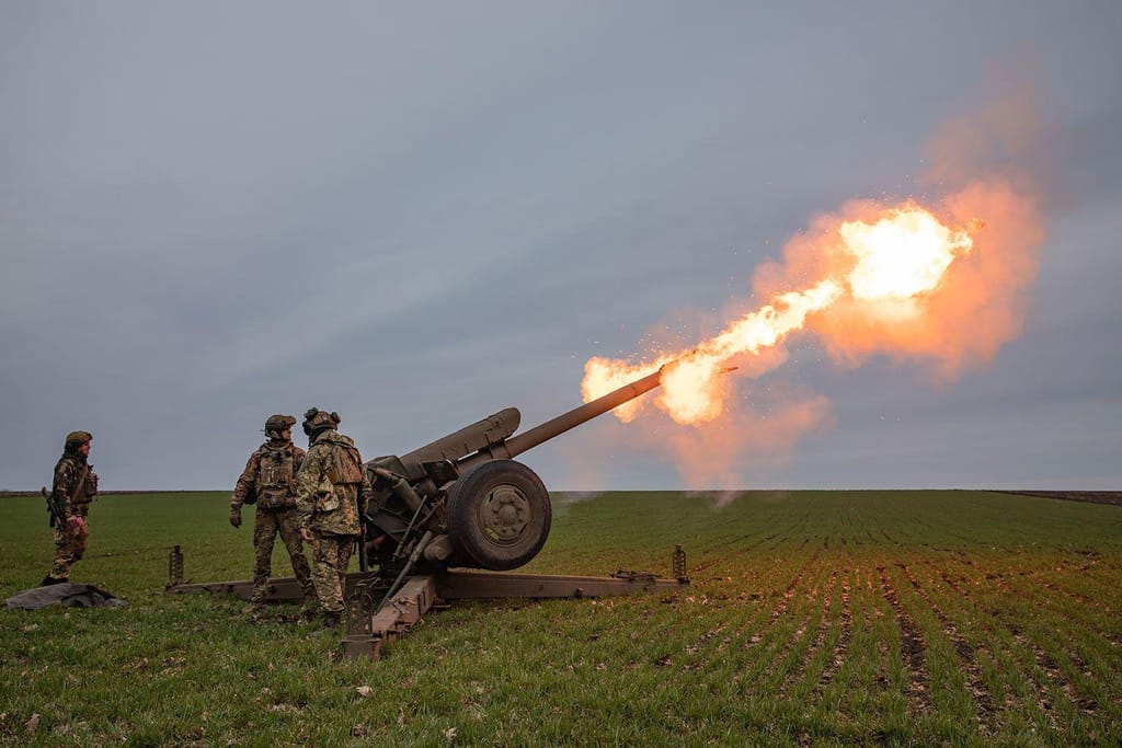Uma peça de artilharia D-30 de 122 mm é disparada na região de Donetsk (Mykhaylo Palinchak/SOPA Images/Sipa USA via CNN Newsource)