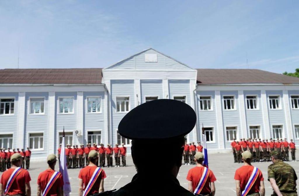 Adolescentes assistem a uma cerimónia num campo educativo militar-patriótico na região de Rostov, no sul da Rússia, a 9 de junho de 2023. AFP/Getty Images
