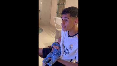 VÍDEO: Luva de Pedreiro 'apresentou' Cristiano Ronaldo ao filho - TVI