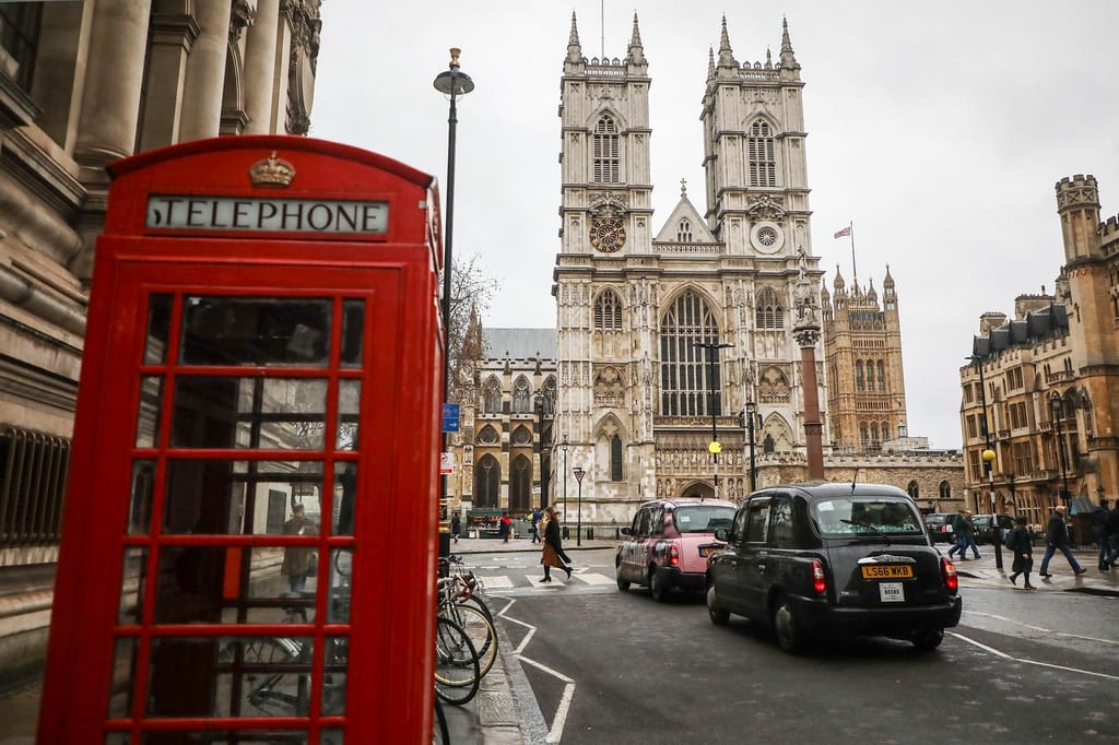 Carros perto da Abadia de Westminster, em Londres, em 2019. Em Inglaterra, o trânsito circula pela esquerda, como acontece em cerca de 30% dos países. Beata Zawrzel/NurPhoto/Getty Images