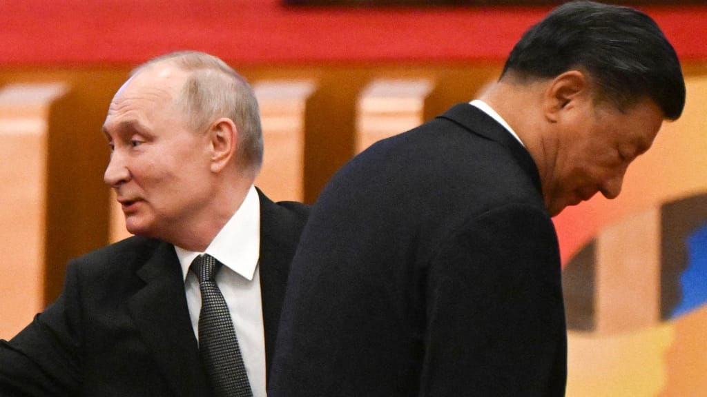 O líder chinês Xi Jinping e o presidente russo Vladimir Putin participam num evento no Grande Salão do Povo de Pequim, em outubro de 2023. Pedro Pardo/AFP/Getty Images
