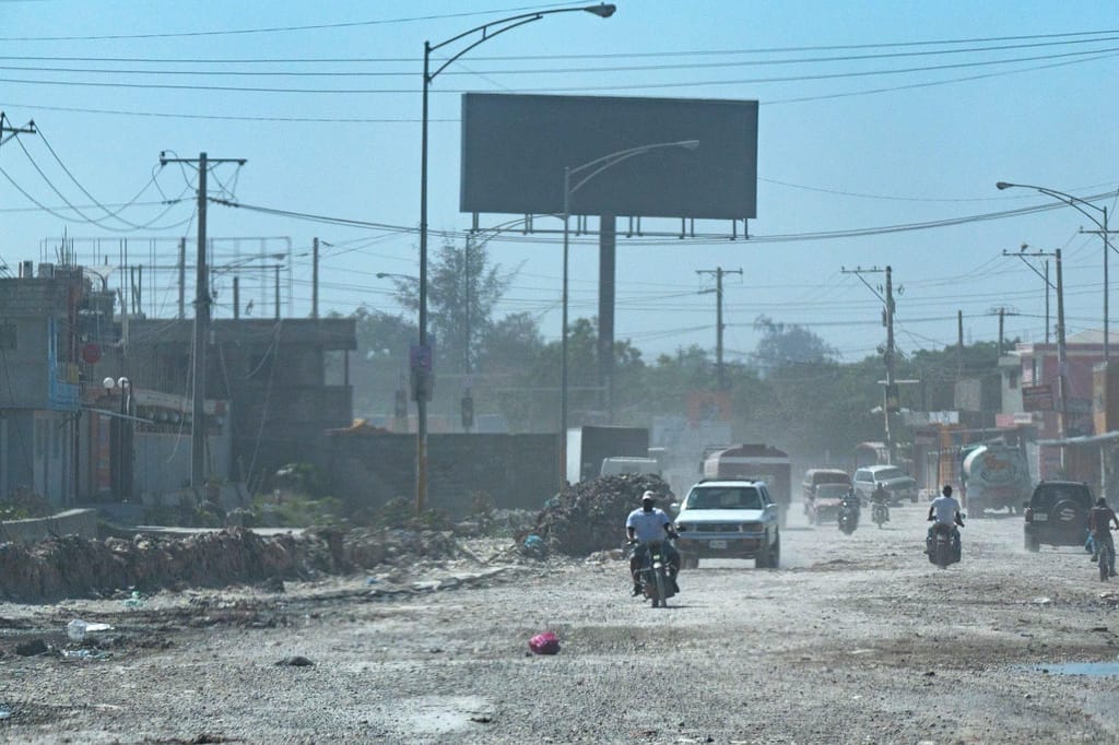 Estrada vazia em Port-au-Prince, Haiti, em 17 de março (Evelio Contreras/CNN via CNN Newsource)
