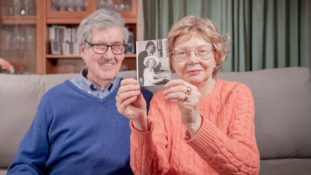 George e Linda vão celebrar o seu 53º aniversário de casamento no final deste ano. Aqui estão eles em Sevenoaks, no Reino Unido, a recordar o dia do seu casamento (Max Burnell/CNN)