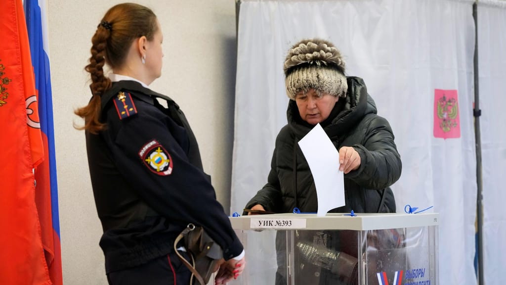 Polícia fiscaliza a votação nas presidenciais russas (Dmitri Lovetsky/AP)