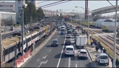 Incêndio junto ao Cais do Sodré suspende circulação de comboios na linha de Cascais - TVI