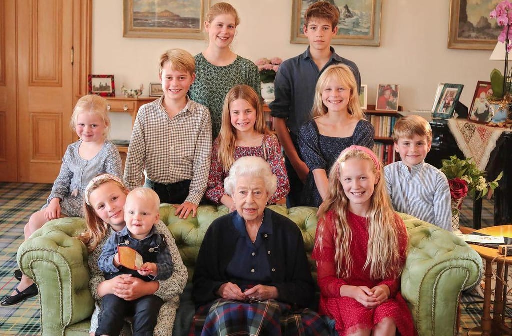 Rainha Isabel II e os netos e bisnetos (Kate Middleton)