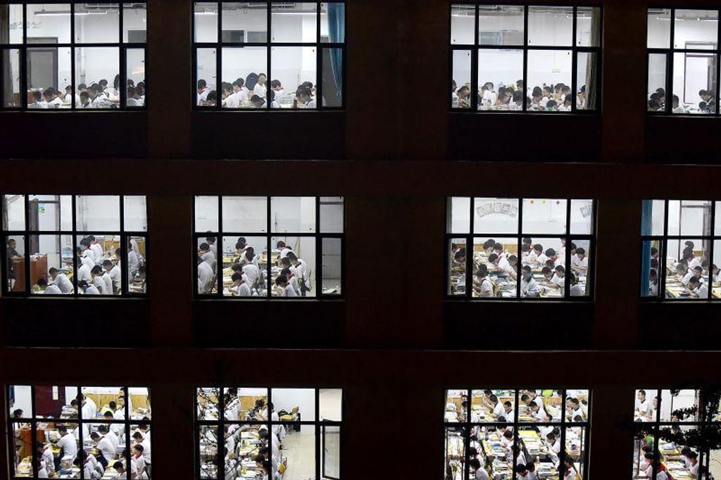 Estudantes do ensino secundário antes do Exame Nacional de Acesso à Universidade, conhecido como "gaokao", em Handan, na província de Hebei, no norte da China. Stringer/AFP/Getty Images
